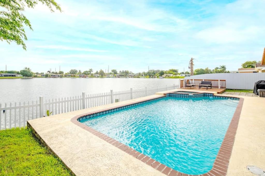 Stunning Lake-Front Villa With Pool & Spa Pembroke Pines Exterior photo